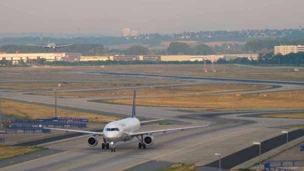 Lufthansa Airbus 320 taxiing — Stock Video