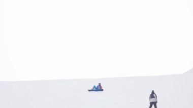 Turistler dağlar Kayak Merkezi sakin ol.