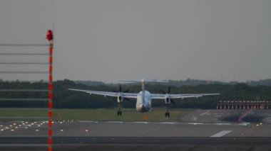 Turboprop uçağı iniyor