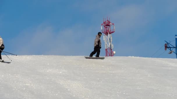 Snowboarden im Wintersportort — Stockvideo