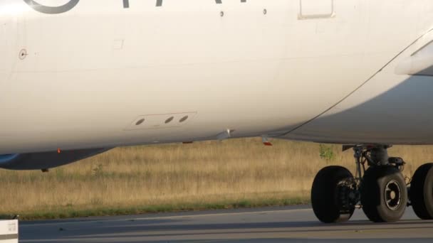 Airbus 340 remolque al servicio — Vídeos de Stock