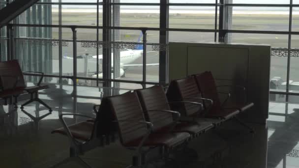 Empty departure lounge at Airport — Stock Video