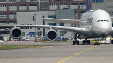 Lufthansa Airbus 380 'i çekiyoruz.