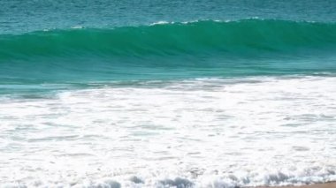 Phuket üzerinde gelgit dalgaları