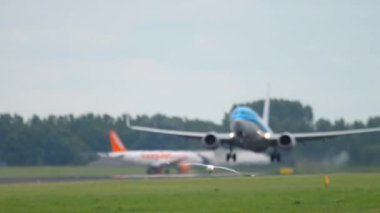 Kalkış KLM Boeing 737 hızlandırmak ve