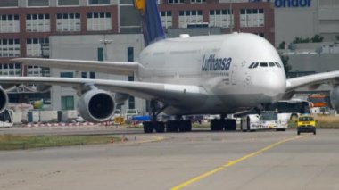 Lufthansa Airbus 380 'i çekiyoruz.