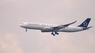 Lufthansa Airbus 340 yaklaşıyor