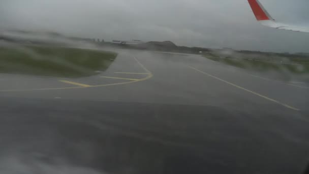 Avresa från Amsterdam airport, regnigt väder — Stockvideo