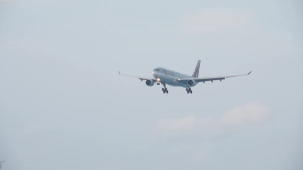 Přistání letadla Airbus 330 — Stock video