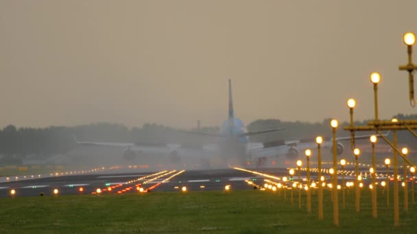 Flygplan landar på runway 18r Polderbaan — Stockvideo