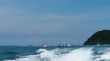 Katamaran, yatlar ve Andaman Denizi'nde sürat tekneleri