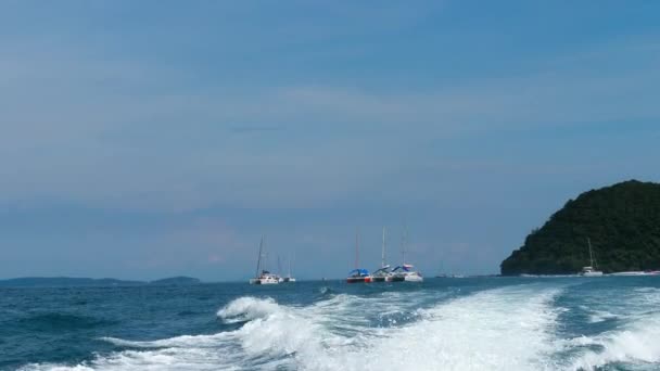 Katamarány, jachty a čluny v Andamanském moři — Stock video