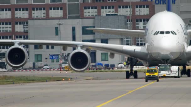 Towing Lufthansa空客380 — 图库视频影像