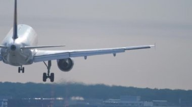 Sabahın erken saatlerinde bir uçak yaklaşıyor ve iniyor. Frankfurt, Almanya