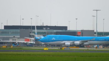 KLM Boeing 747 lanfing sonra Taksilemek