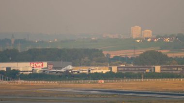 Lufthansa Airbus A340 inişi