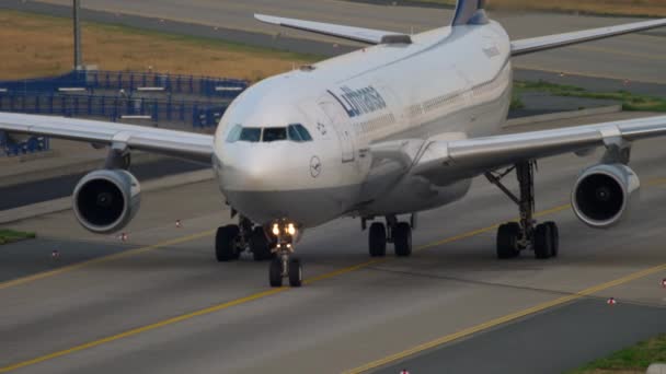 택시로 Lufthansa에 어 버스 A340 — 비디오