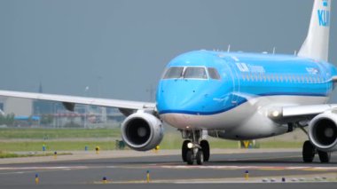 KIM Cityhopper Embraer 175 Taksilemek