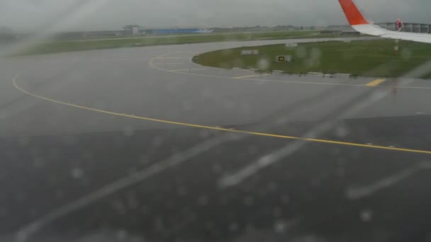 Kalkış Amsterdam Havaalanı'na, yağmurlu hava — Stok video