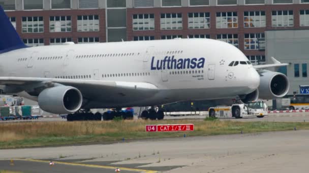 Remolque Lufthansa Airbus 380 — Vídeo de stock
