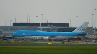 KLM Boeing 747 lanfing sonra Taksilemek