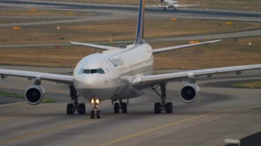 Frankfurt Am Main, Almanya - 17 Temmuz 2017: 07 l pist iniş sonra Lufthansa Airbus A340 Taksilemek. Fraport, Frankfurt, Almanya
