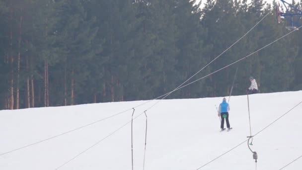 I turisti si rilassano presso la stazione sciistica di montagna — Video Stock