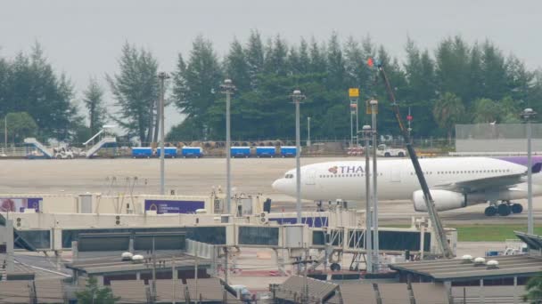 Airbus A330 Рулювання в аеропорту Пхукета — стокове відео