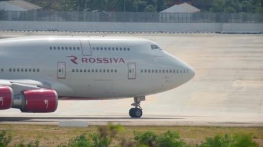 Uçak kalkıştan önce kalkıyor.