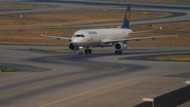 Lufthansa Airbus 320 taxi — Video Stock