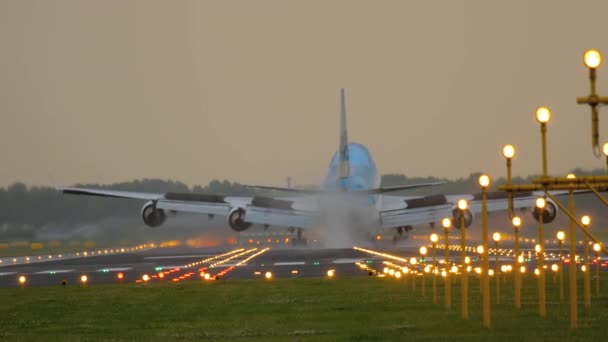 Airplane landing at runway 18R Polderbaan — Stock Video