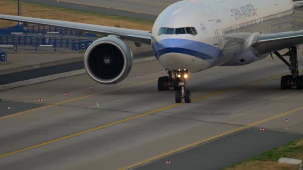 Κίνα αεροπορικών εταιρειών Boeing 777 τροχοδρόμησης — Αρχείο Βίντεο