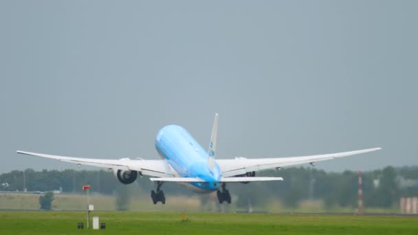 KLM Boeing 777 kalkış — Stok video