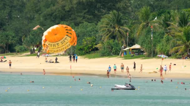 Högsäsong i Karon beach i Phuket — Stockvideo