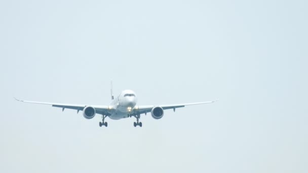 Avion approchant de l'aéroport de Phuket — Video