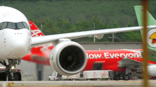 Chegar a Phuket - taxiing após o desembarque — Vídeo de Stock