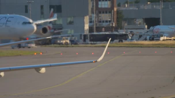 Airbus 340 bogsering till tjänsten — Stockvideo