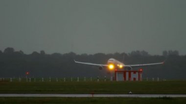 Yağmurlu havada uçak iniyor.