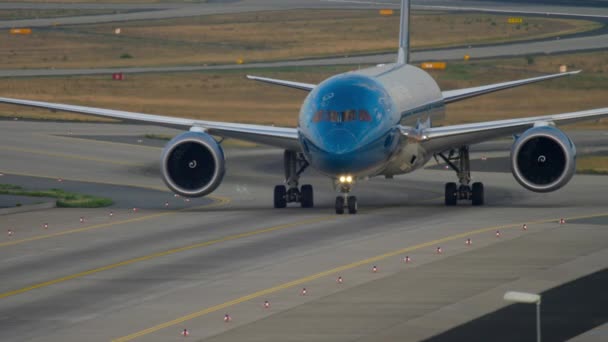 Boeing 787 taxiën na de landing — Stockvideo