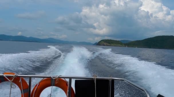 Vue de l'arrière du hors-bord en mouvement — Video