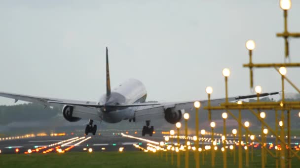 Aterragem de avião na pista 18R Polderbaan — Vídeo de Stock