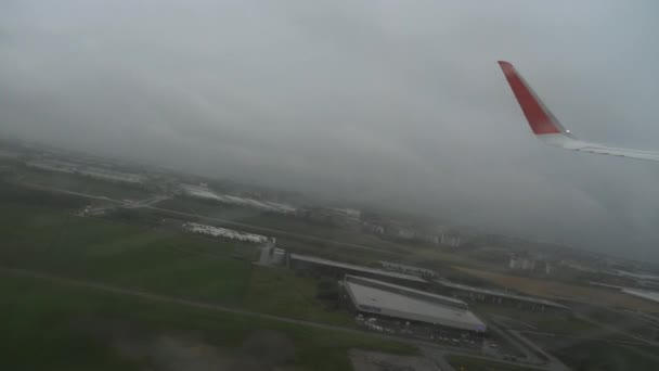 Départ de l'aéroport d'Amsterdam, temps pluvieux — Video