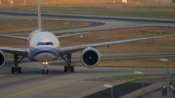 China Airlines Boeing 777 en rodaje — Vídeos de Stock