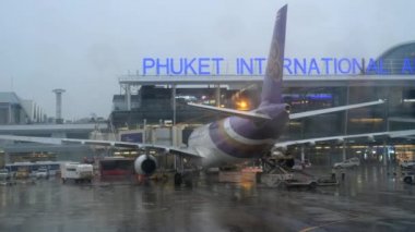 Phuket, Tayland - 26 Kasım 2017: Phuket Havaalanı apron yağmurlu sabah, uçak çekme görüntülemek