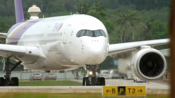 Chegar a Phuket - taxiing após o desembarque — Vídeo de Stock