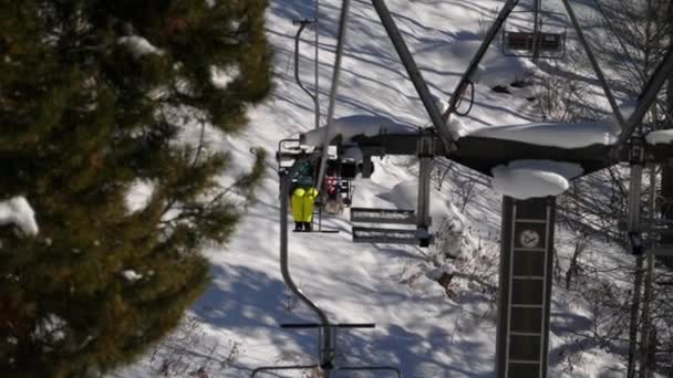 Winter bergen panorama, skiliften — Stockvideo