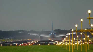 Yaklaşan gövdeli uçak