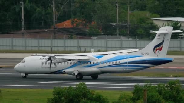 Aviones turbohélice aterrizando — Vídeo de stock