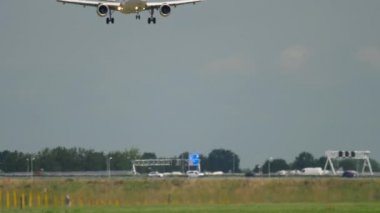 Vueling Airbus a320 landing