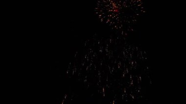 Gece tatil gökyüzünde yanıp sönen havai fişek
